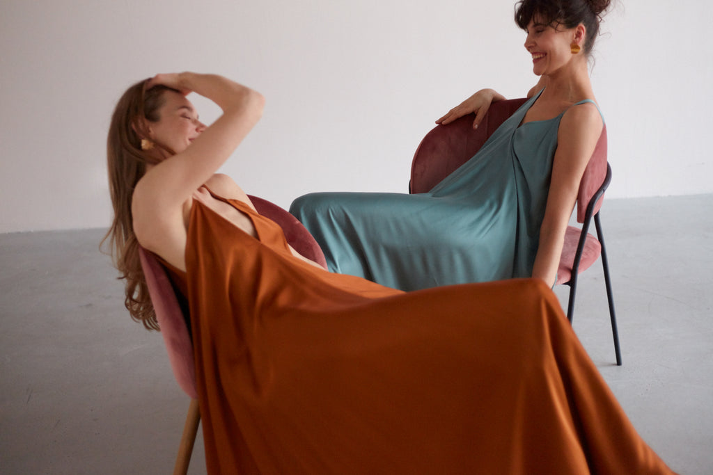 MONA fluttering midi dress in bronze