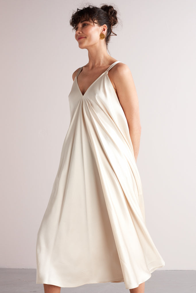 MONA fluttering midi dress in light cream